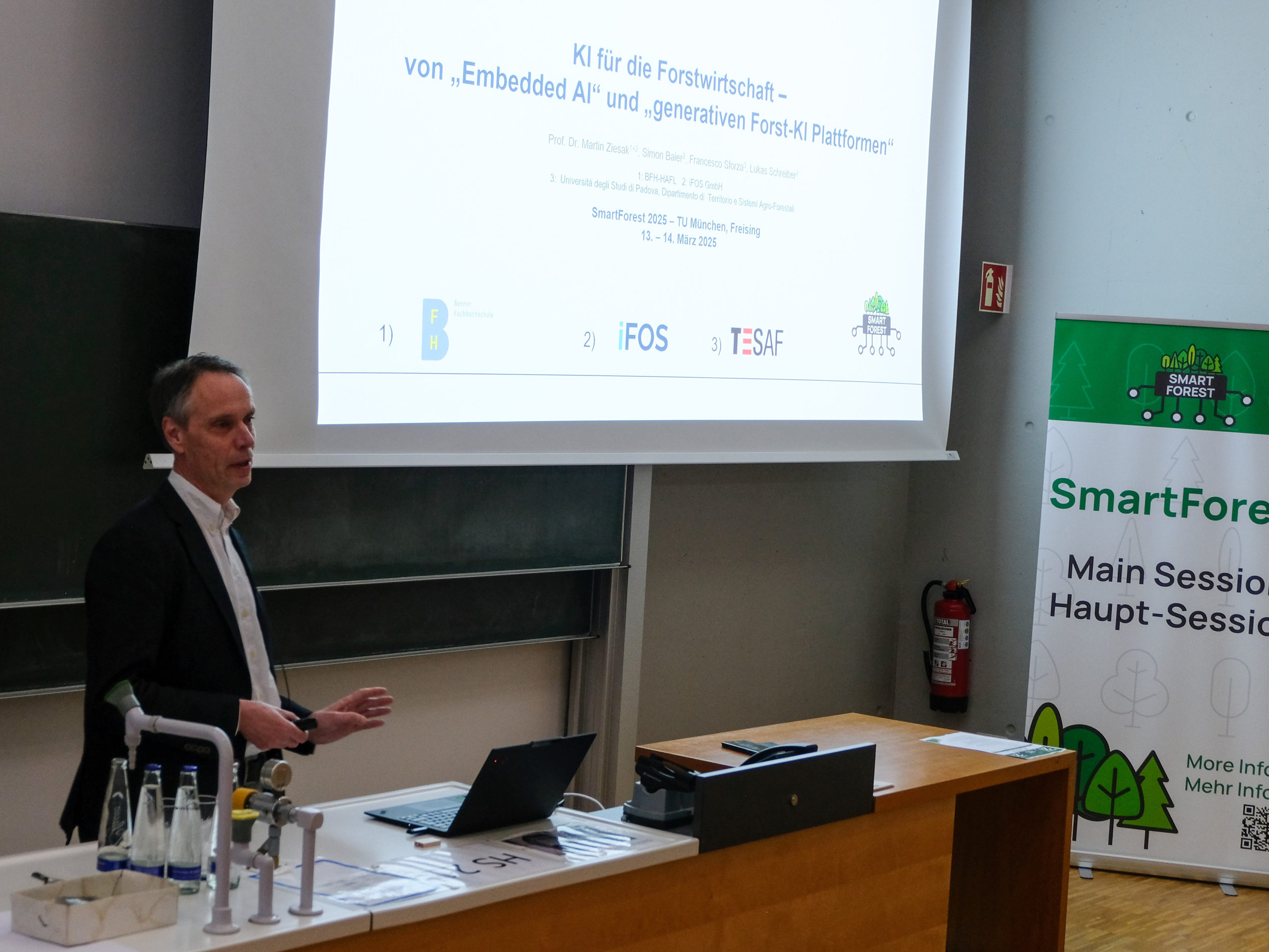 Prof. Dr. Martin Ziesak presents a Main Session at SmartForest 2025. His slide is titled "KI für die Forstwirtschaft - von 'Embedded AI' und 'generativen Forst-KI Plattformen'.