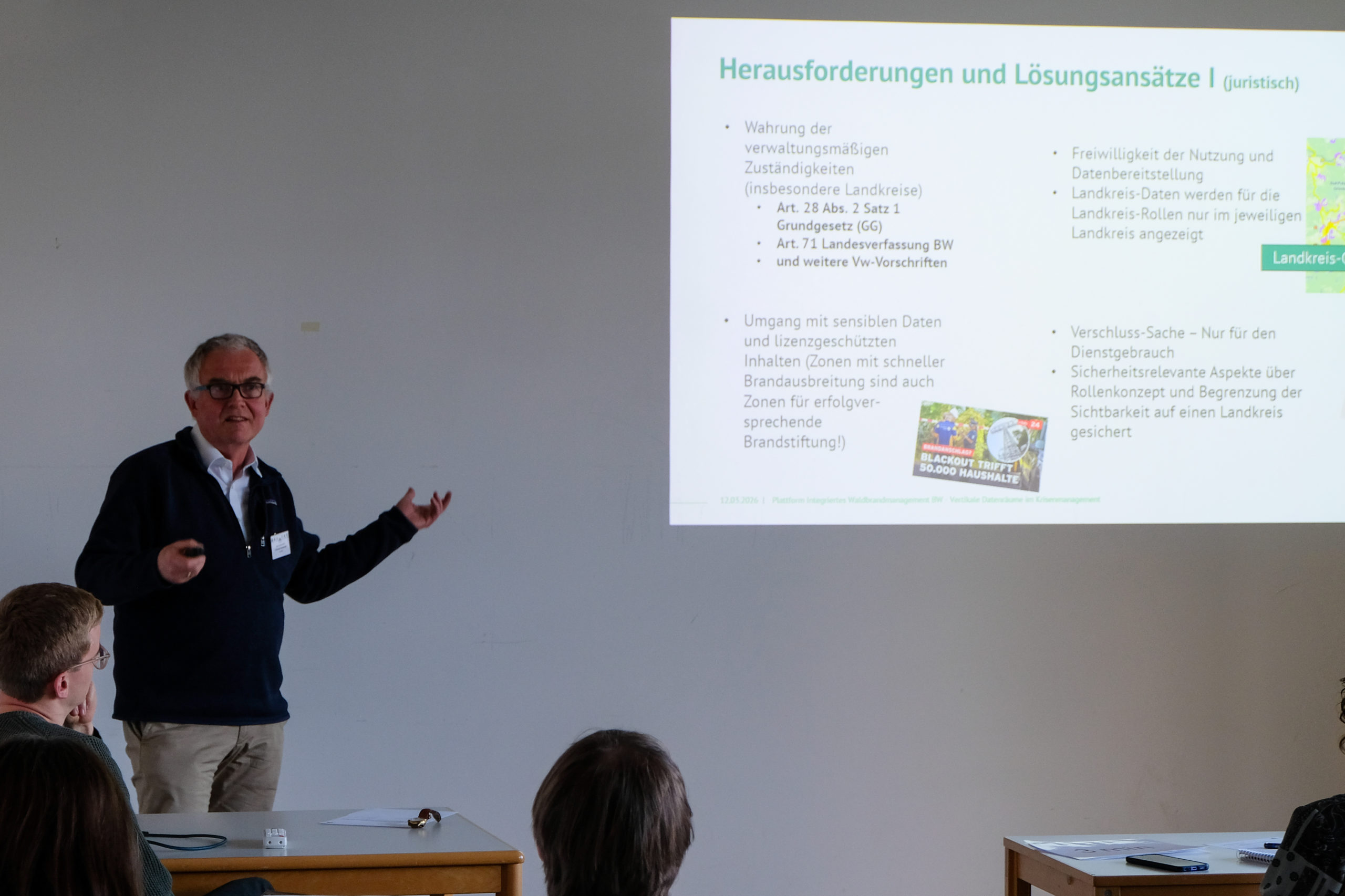 Dr. Christoph Hartebrodt of the Forstliche Versuchs- und Forschungsanstalt presents „Vertikale Datenräume: Chancen und Herausforderungen für das forstliche Krisenmanagement am Beispiel des Waldbrand-Management-Informationssystems Baden-Württemberg“ during SmartForest 2026
